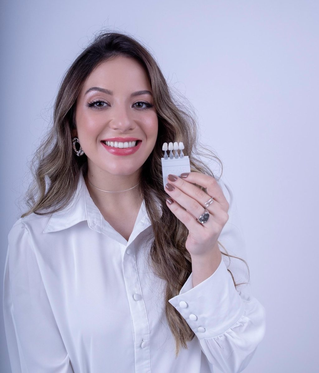 Dra. Isabella Alonso, cirurgiã-dentista especialista em odontologia estética em Campo Mourão, PR